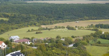 Kırsal alan. Sonbaharın başlarında tarlalar ve evler