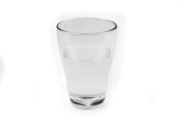 ガラスは白の上に水で満たす — ストック写真