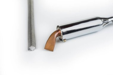 Beyaz bir çubuk ile lehimleme aracı