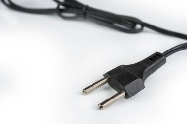 Beyaz kablo ile 220 voltluk fiş detayı