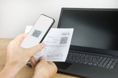 Akıllı telefon faturayı ödemek için QR kodunu tarar