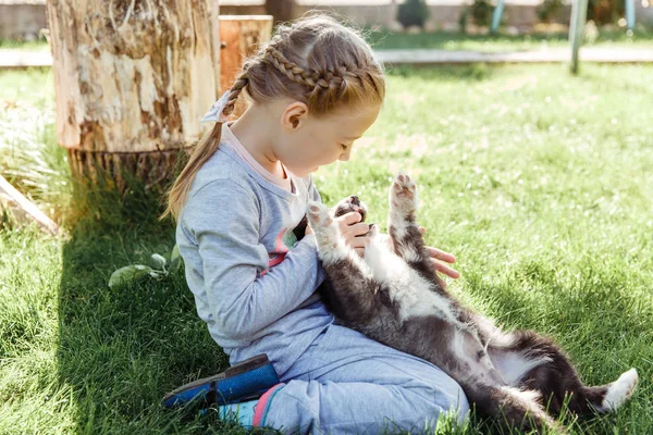 küçük kız bir köpek ile oynuyor. çocuklar için bir hediye olarak bir köpek. Çocuk gülümseme niteliğine