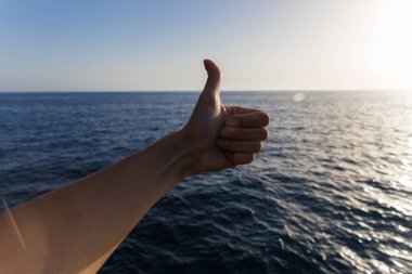 kadar denizde başparmak. onay işareti. el hareketleri