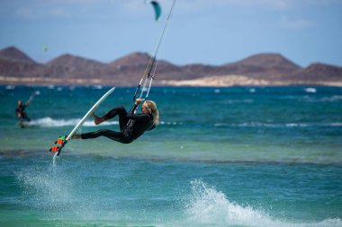 Fuerteventura - 27 Mayıs 2018: eğitim oturumunda atlet bayrağı sahilde