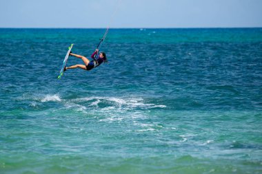 Fuerteventura - 27 Mayıs 2018: eğitim oturumunda atlet bayrağı sahilde