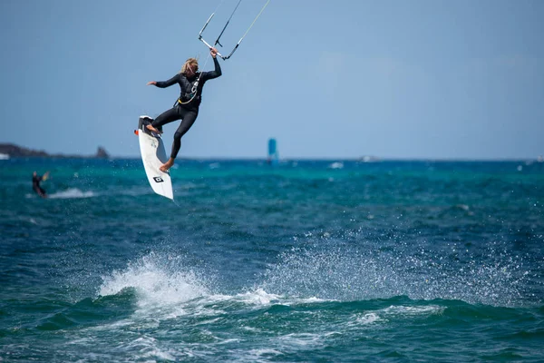 Fuerteventura - 27 Mayıs 2018: eğitim oturumunda atlet bayrağı sahilde