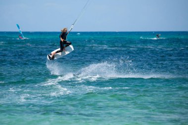 Fuerteventura - 27 Mayıs 2018: eğitim oturumunda atlet bayrağı sahilde