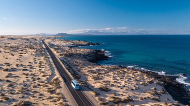 Otobüs çölde, fuerteventura havadan görünümü