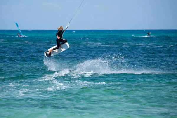 Fuerteventura - 27 Mayıs 2018: eğitim oturumunda atlet bayrağı sahilde