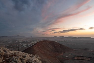bir volkan, fuerteventura Kanarya Adaları tepesinden gün batımında görüntülemek