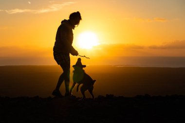 Onu köpek yavrusu ile fuerteventura oynayan kız