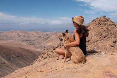 Onu köpek yavrusu, fuerteventura ile panorama izlerken kız