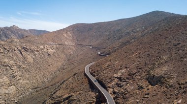 yol ve volkanik dağ, fuerteventura Kanarya Adaları havadan görünümü