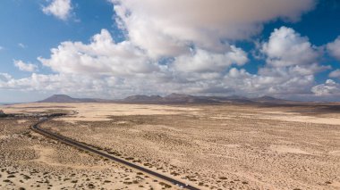 Çölde, fuerteventura yolun havadan görünümü