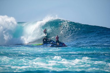 Lanzarote - 28 Kasım 2018: sörfçü büyük dalga, rekabet 