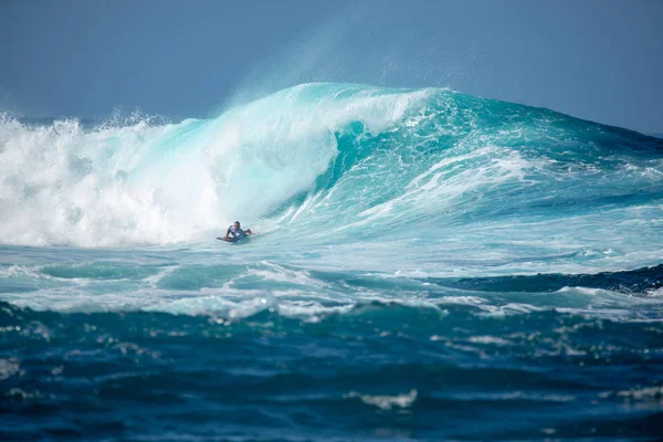 兰萨罗特岛 2018年11月28日 冲浪者在大浪中 门毛级 兰萨罗特岛 金丝雀岛 — 图库照片