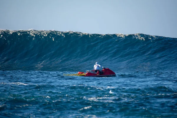 兰萨罗特岛 2018年11月28日 冲浪者在大浪中 门毛级 兰萨罗特岛 金丝雀岛 — 图库照片