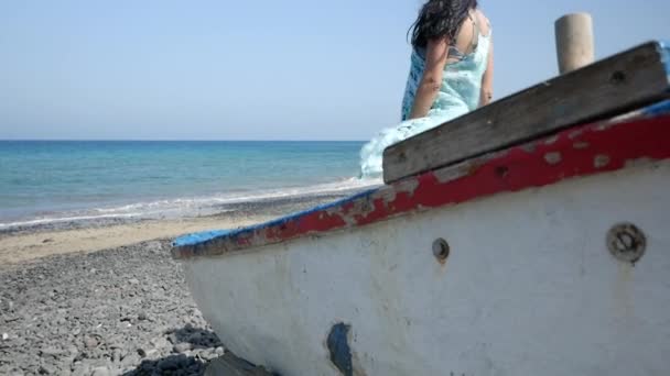 Junges Mädchen blickt auf das Meer — Stockvideo