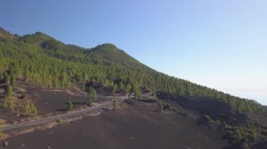 volkanik peyzaj ve çam ormanı