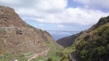 Barranco de las Angustias vadisinde uçuyor