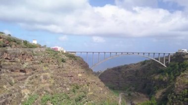 Barranco de las Angustias vadisinde uçuyor