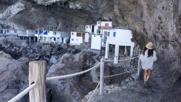 Tijarafe附近的海盗洞穴Poris de Candelaria，一个隐藏的旅游胜地 — 图库视频影像