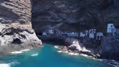 Korsan mağarası Poris de Candelaria, Tijarafe yakınlarında gizli bir turizm merkezi.