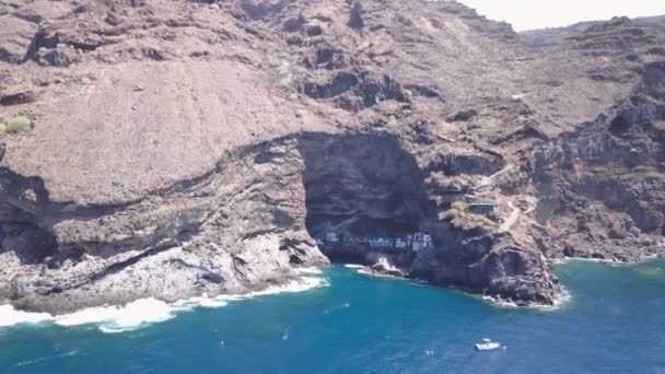 Tijarafe附近的海盗洞穴Poris de Candelaria，一个隐藏的旅游胜地 — 图库视频影像