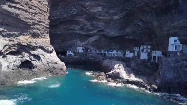 Korsan mağarası Poris de Candelaria, Tijarafe yakınlarında gizli bir turizm merkezi. — Stok video