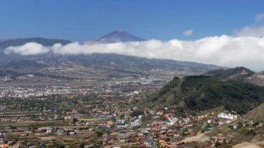 Volkan Teide ve San Cristobal de La Laguna şehri manzarası