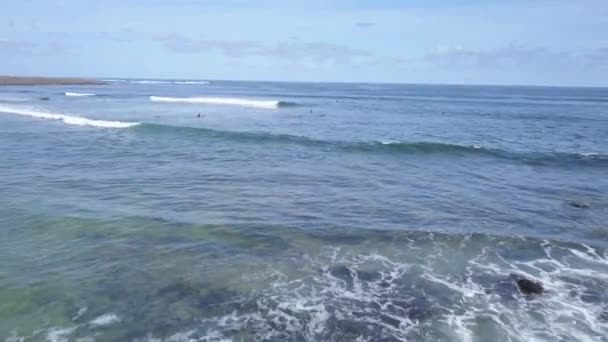 Ein Blick von oben auf die Surfer im Ozean — Stockvideo