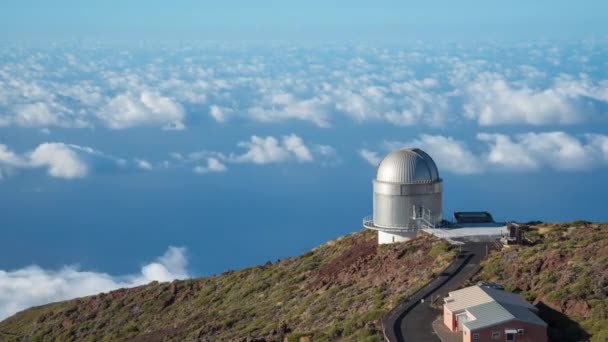 Vista de los observatorios desde lo alto de Roque De Los Muchachos, La Palma — Vídeos de Stock