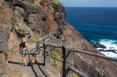 Genç aktif kadın yolda yürüyor
