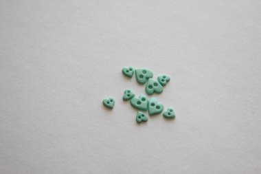 Beyaz zemin üzerine mavi küçük düğmeler