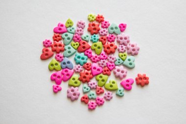 Beyaz arka plan üzerinde küçük renkli düğmeler