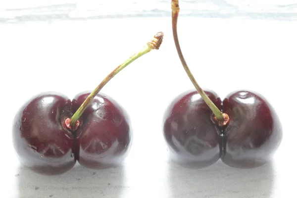 Черри. Свежие органические ягоды. Спелые вишни на белом фоне . — стоковое фото