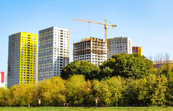 Construção de um edifício. Construção de novo edifício com o guindaste . — Fotografia de Stock