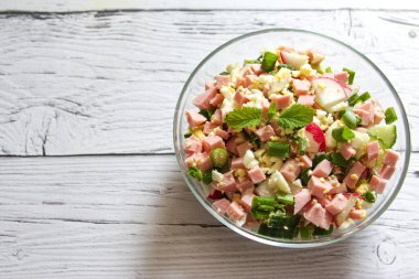 Vejetaryen sebze salatası, salatalık. Sağlıklı vejetaryen yemekleri.