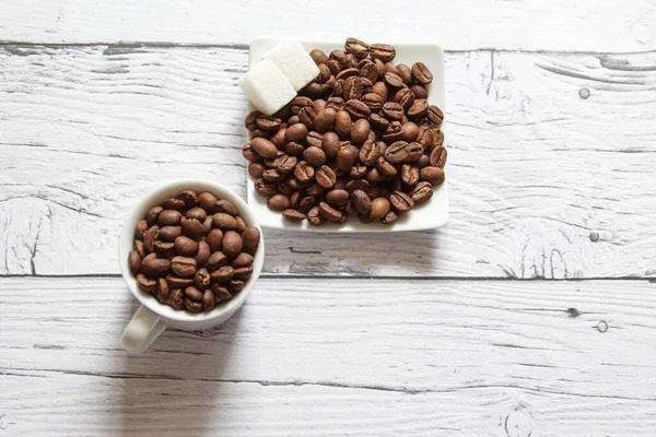 Kaffebönor och sockerbitar för matlagning frukost. Copyspace för text — Stockfoto