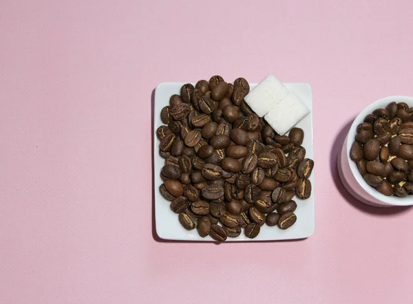 Café frijoles y terrones de azúcar para cocinar el desayuno. Vista superior. Aplanado —  Fotos de Stock