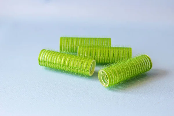 Haarschneider auf blauem Grund. Grüne Tüftler für die Frisur. — Stockfoto