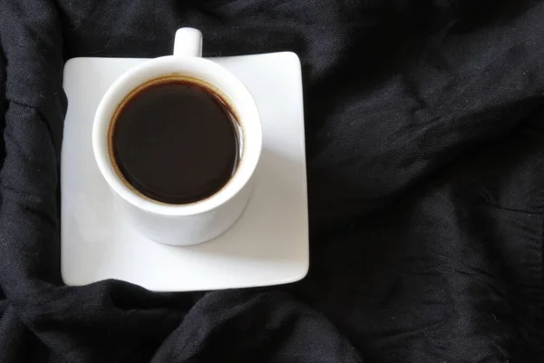 Casa accogliente composizione. Tazza di caffè su sfondo nero. Accogliente sfondo. Layout piatto, vista dall'alto, spazio di copia — Foto Stock