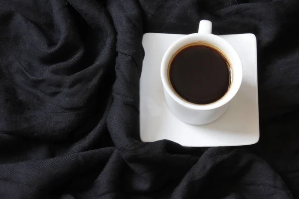 Casa accogliente composizione. Tazza di caffè su sfondo nero. Accogliente sfondo. Layout piatto, vista dall'alto, spazio di copia — Foto Stock