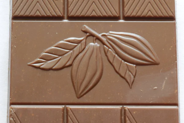 Mjölkchoklad bakgrund från ovanifrån. Choklad sprids som bakgrund med copyspace. Stäng en chokladkaka. — Stockfoto