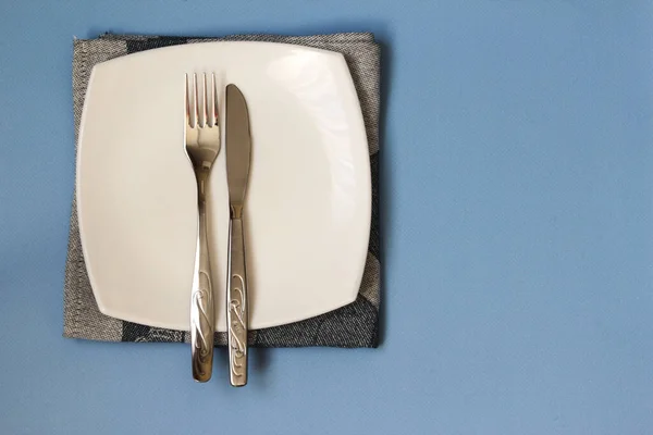 Mise en table. Assiette vide, couteau, fourchette et serviette. Vue de dessus et position plate avec espace de copie — Photo