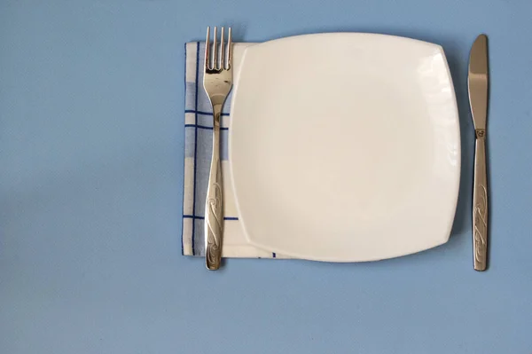Mise en table. Assiette vide, couteau, fourchette et serviette. Vue de dessus et position plate avec espace de copie — Photo