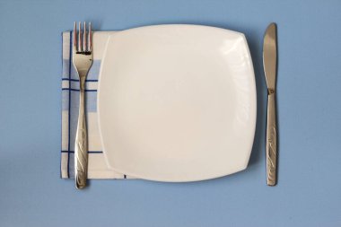 Masa ayarı. Boş tabak, bıçak, çatal ve peçete. Üst görünüm ve düz yatış alanı kopyala