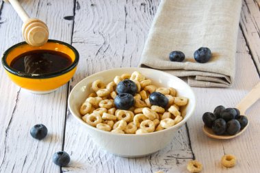 Masanın üzerinde böğürtlenli bal halkaları ve ahşap arka plan. Uzayı kopyala Üst Manzara. Düz yatıyordu. Yatay yönelim.