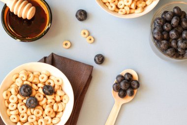 Mavi arka plandaki kasede yaban mersinli bal halkaları. Uzayı kopyala Üst Manzara. Düz yatıyordu. Yatay yönelim.