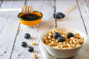 Masanın üzerinde böğürtlenli bal halkaları ve ahşap arka plan. Uzayı kopyala Üst Manzara. Düz yatıyordu. Yatay yönelim.